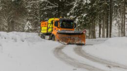 Freiburg reagiert mit präventivem Streuen und 28 Räumfahrzeugen auf Schneefall und Eisregen
