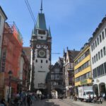Martinstor in Freiburg wird in der Nacht zum 12. Mai blau beleuchtet zugunsten von ME/CFS-Betroffenen