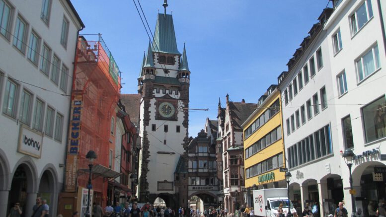 Martinstor in Freiburg wird in der Nacht zum 12. Mai blau beleuchtet zugunsten von ME/CFS-Betroffenen